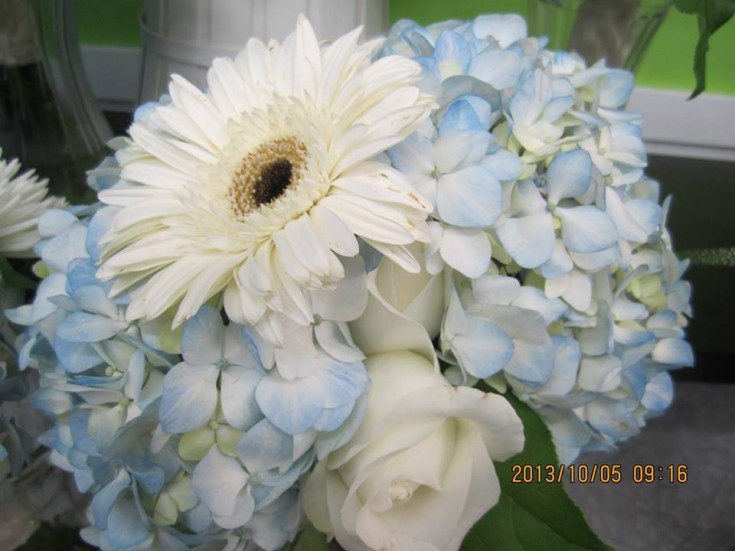 A beautiful bouquet from CR Flowers and Gifts in Bracebridge, ON